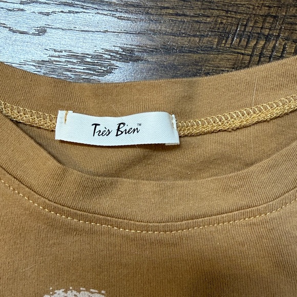 Tres Bien Graphic Tee shirt size medium - Picture 2 of 3